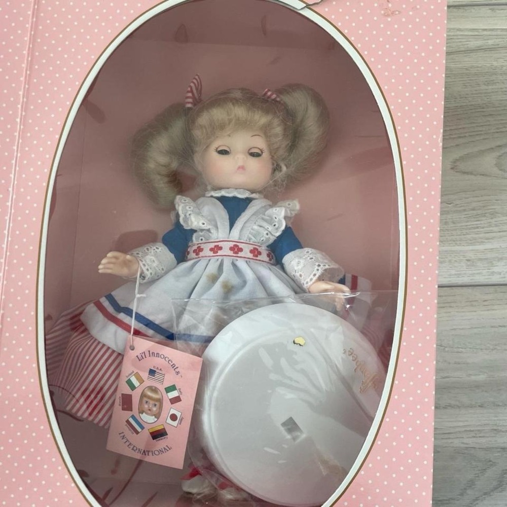 Effanbee Lil Innocents‎ USA Style 2876 International Collection Doll with Stand